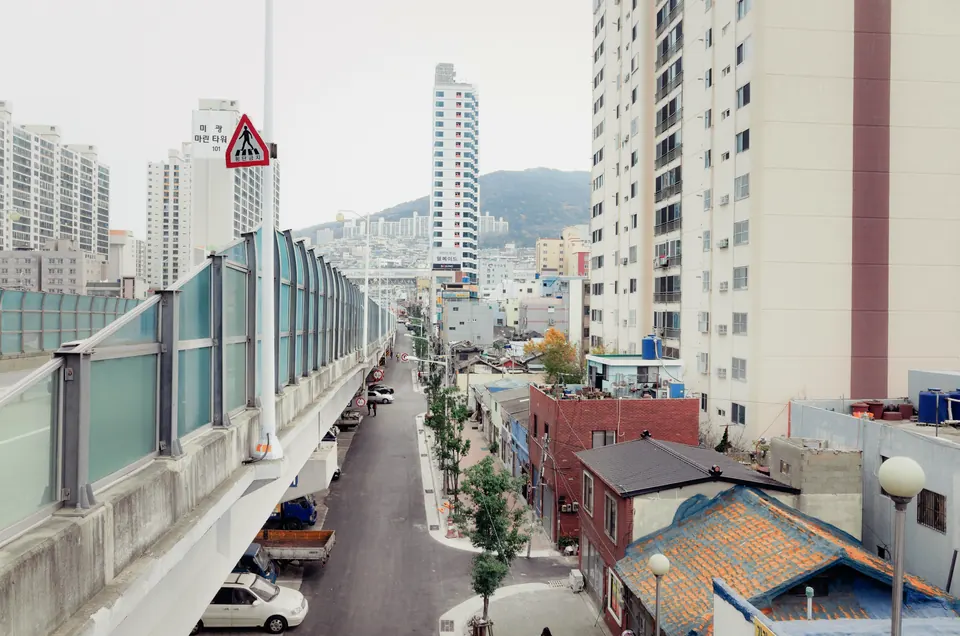 2014년 촬영한 부산 영도구 봉래동의 골목과 주택, 배후 시가지