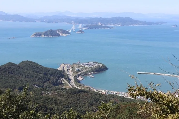 2025년 10월 9일 촬영한 가덕도 해안과 산지의 모습
