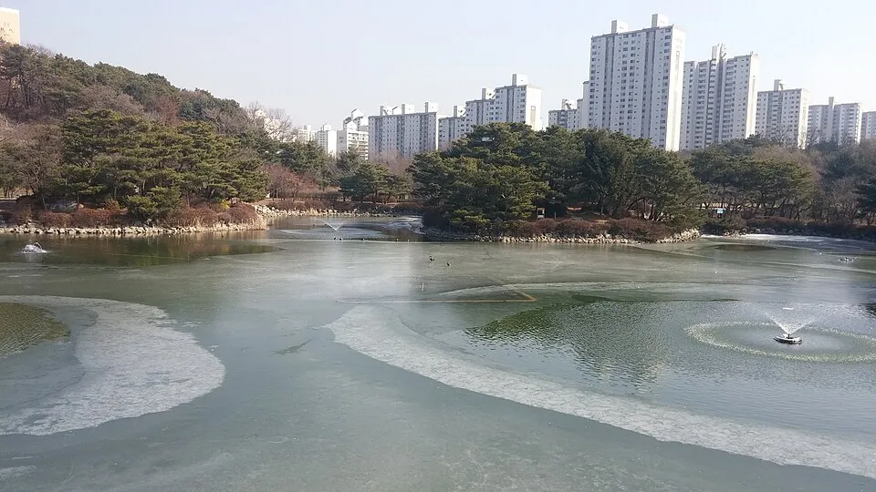 분당 중앙공원의 수변과 산책 공간