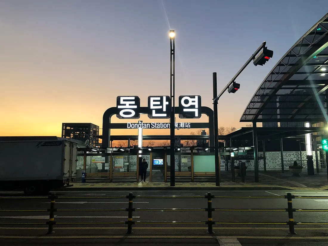 동탄역 외부 출입구와 주변 보행 공간