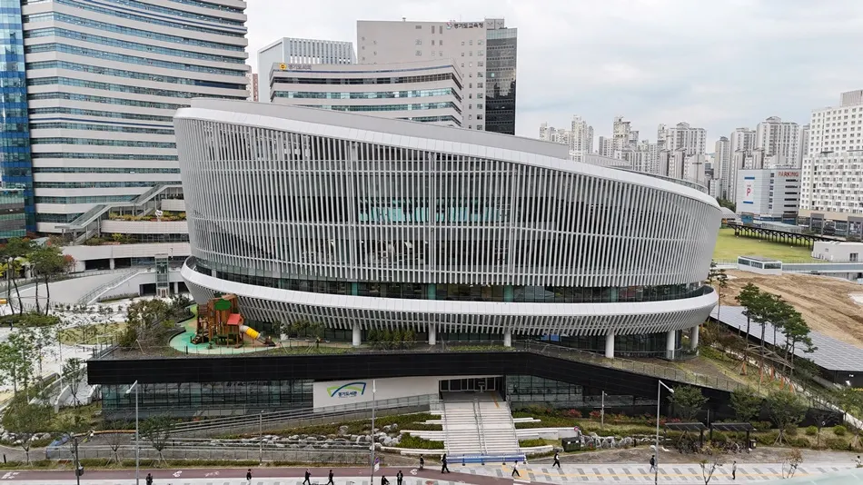 경기융합타운 안의 경기도서관 외부 전경
