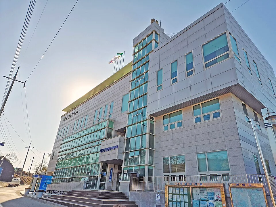 학온동 행정복지센터. 기존 주민의 생활권과 행정 서비스를 보여주는 2025년 12월 사진이다. 개발지구 준공 사진은 아니다.