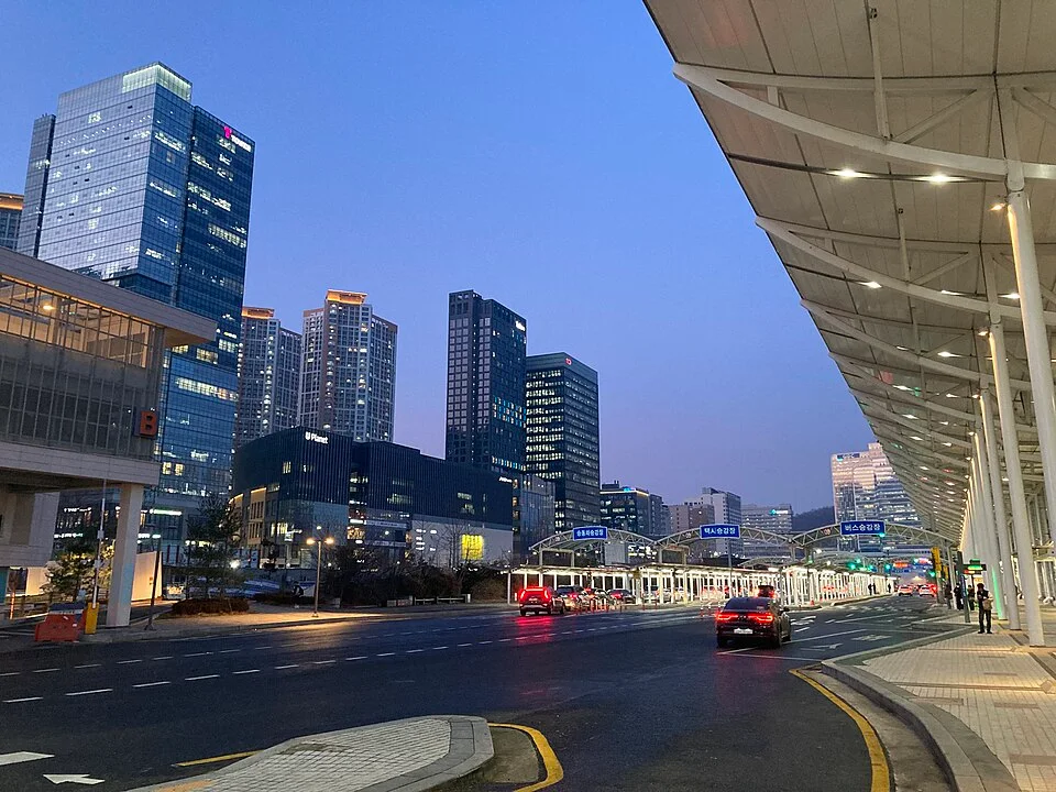 광명역 B환승주차장 측면에서 본 역 주변 거리. 기존 광역교통 거점의 주변 환경을 보여주며 학온역 개통 사진이 아니다. 2025년 12월 촬영.