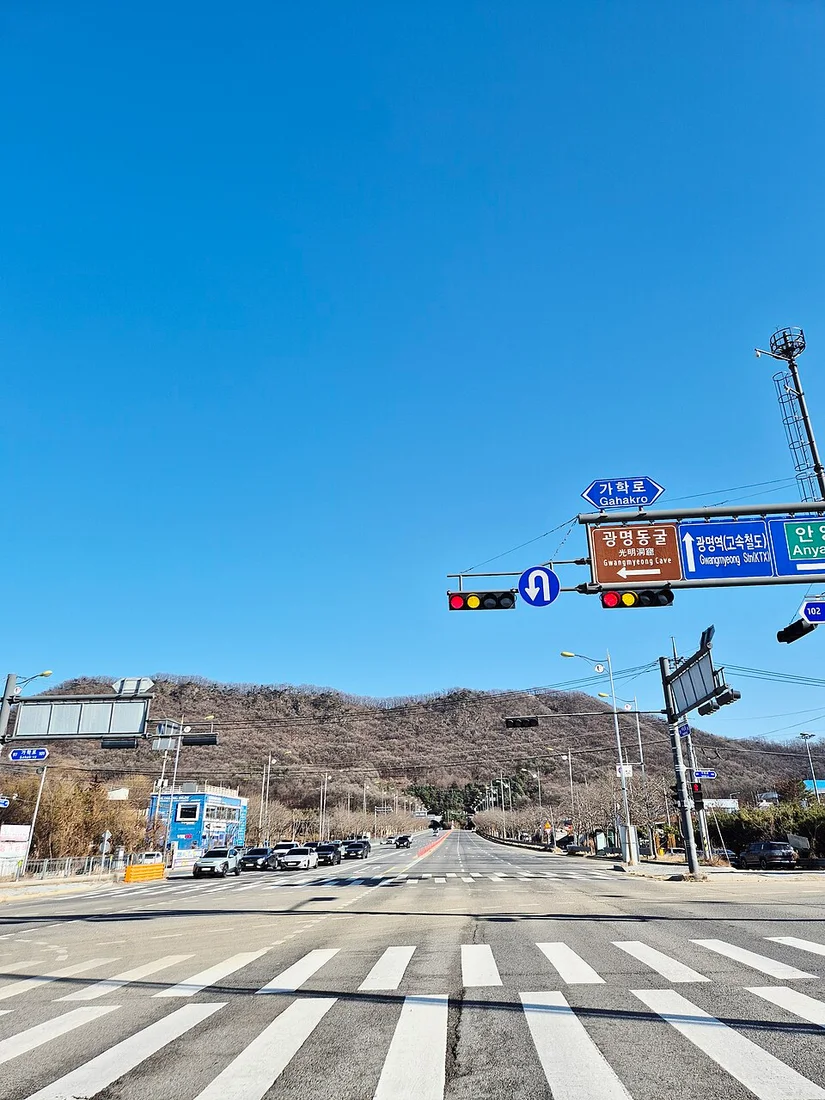 서독로의 기존 도로 환경. 산업·주거 개발이 실제 일상과 만나는 연결도로도 함께 살펴야 한다. 2025년 12월 촬영.