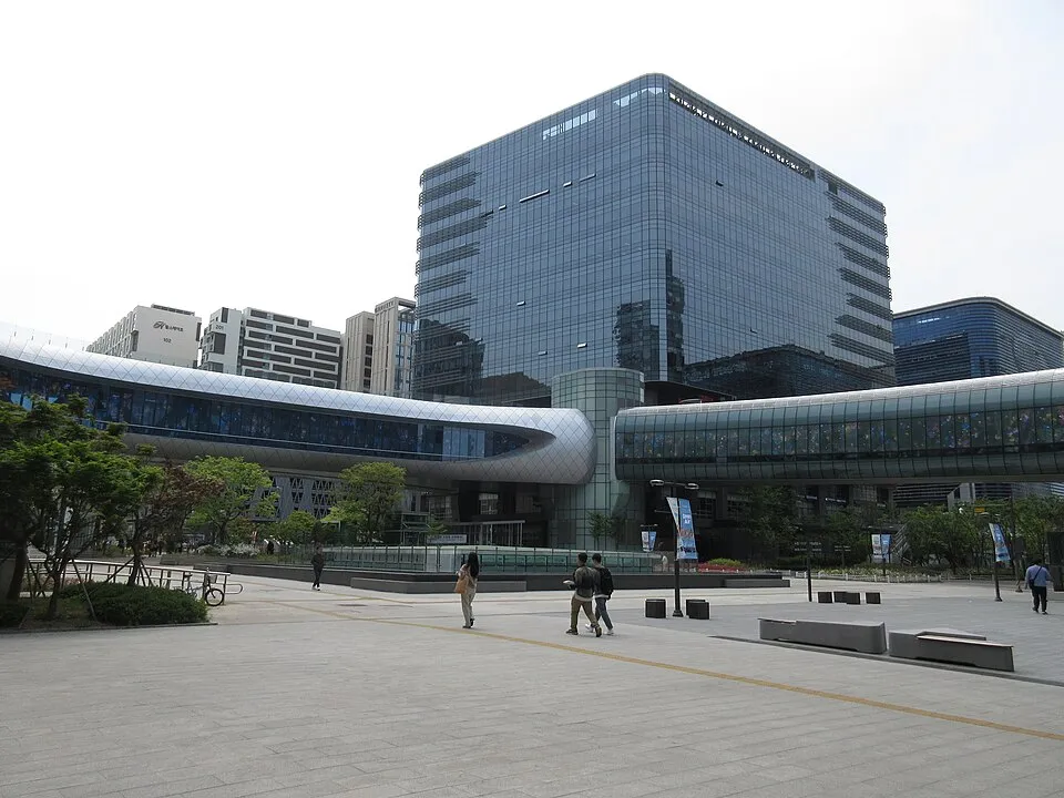 판교역 앞 광장과 보행 공간