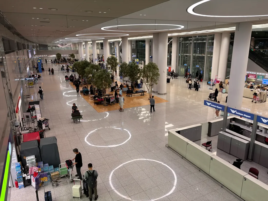 인천국제공항 내부의 여객 공간과 통로
