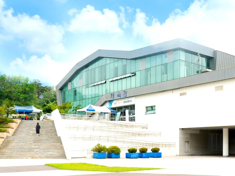 계단과 외부 마당에서 바라본 하늘문화센터 건물