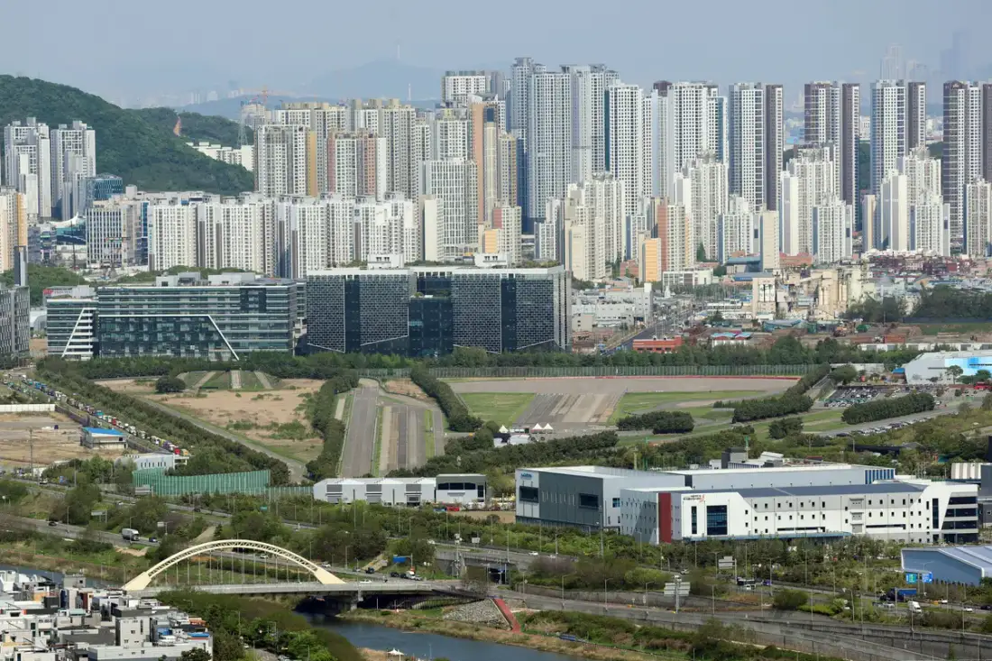 청라IHP 일대의 낮은 산업 건물과 도로·수로
