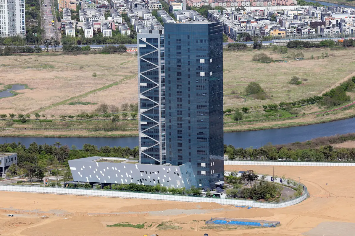 청라 로봇타워와 주변 도로·부지의 항공 모습
