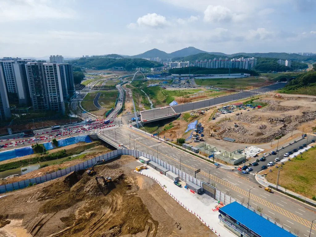 검단신도시의 아파트와 교차로, 조성 중인 부지가 함께 보이는 항공사진