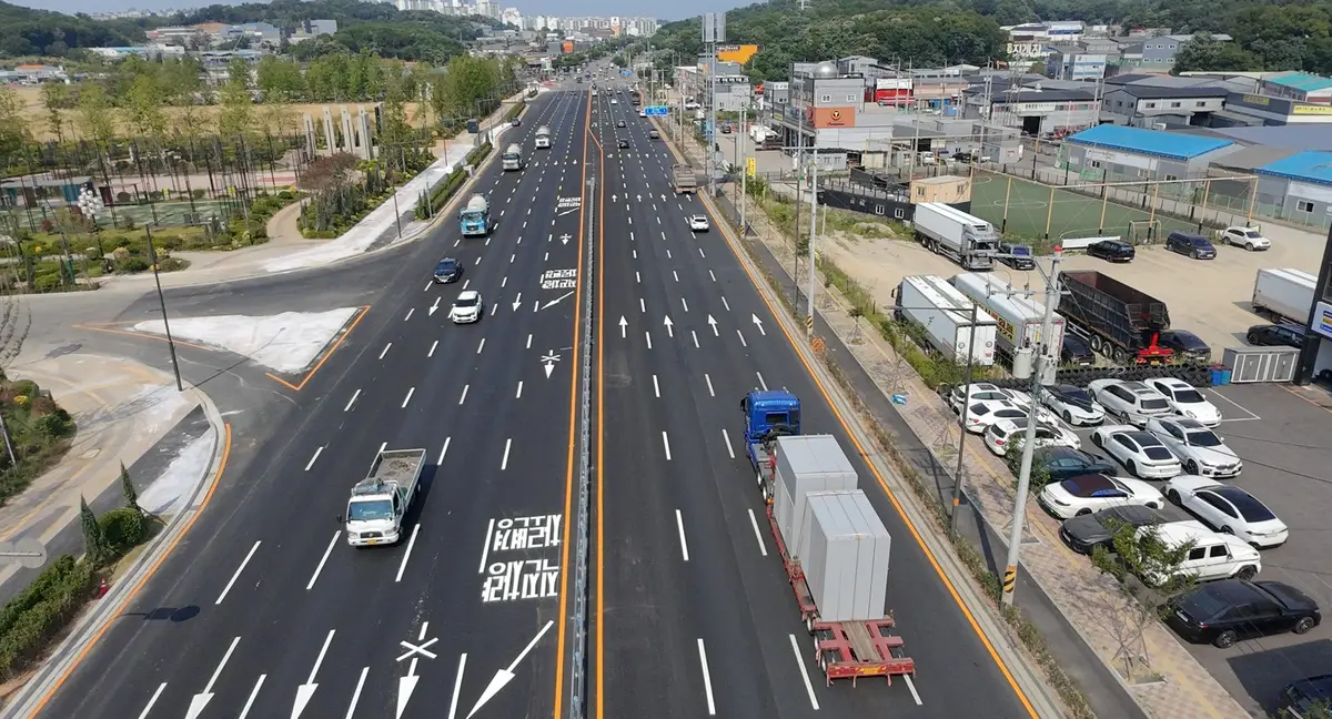 차로가 확장된 검단산업단지 연결도로와 교차로를 지나는 차량