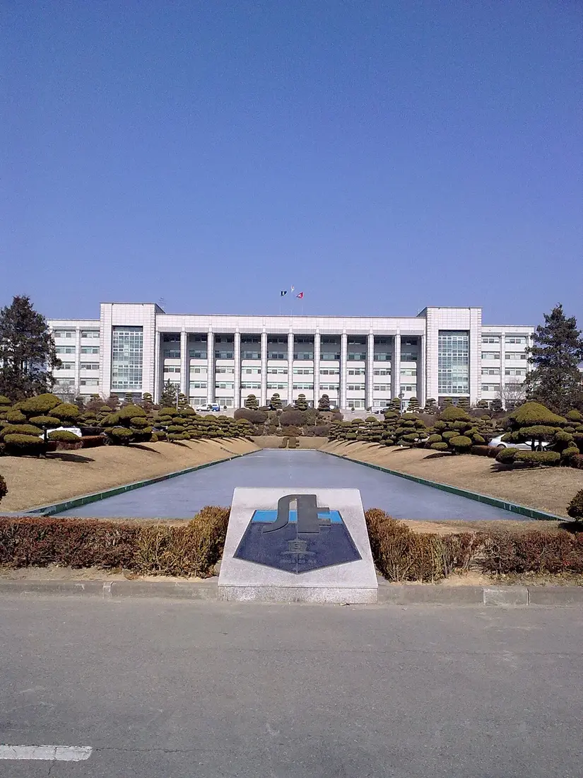 광장과 잔디 너머에서 본 인하대학교 본관
