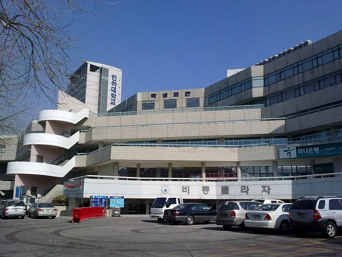 인하대학교 학생회관 건물과 당시 지상 주차 공간