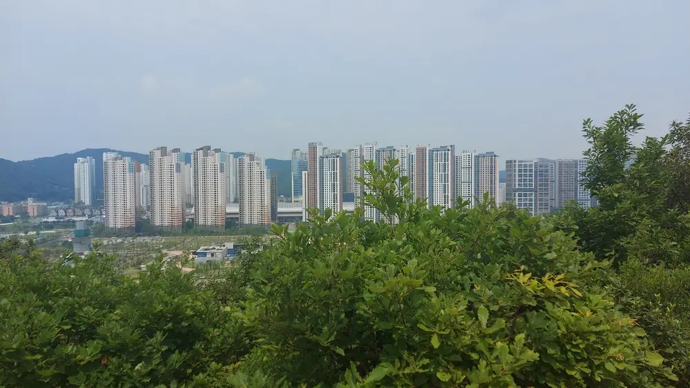 와룡산에서 바라본 광명역과 주변 아파트 전경의 2022년 사진