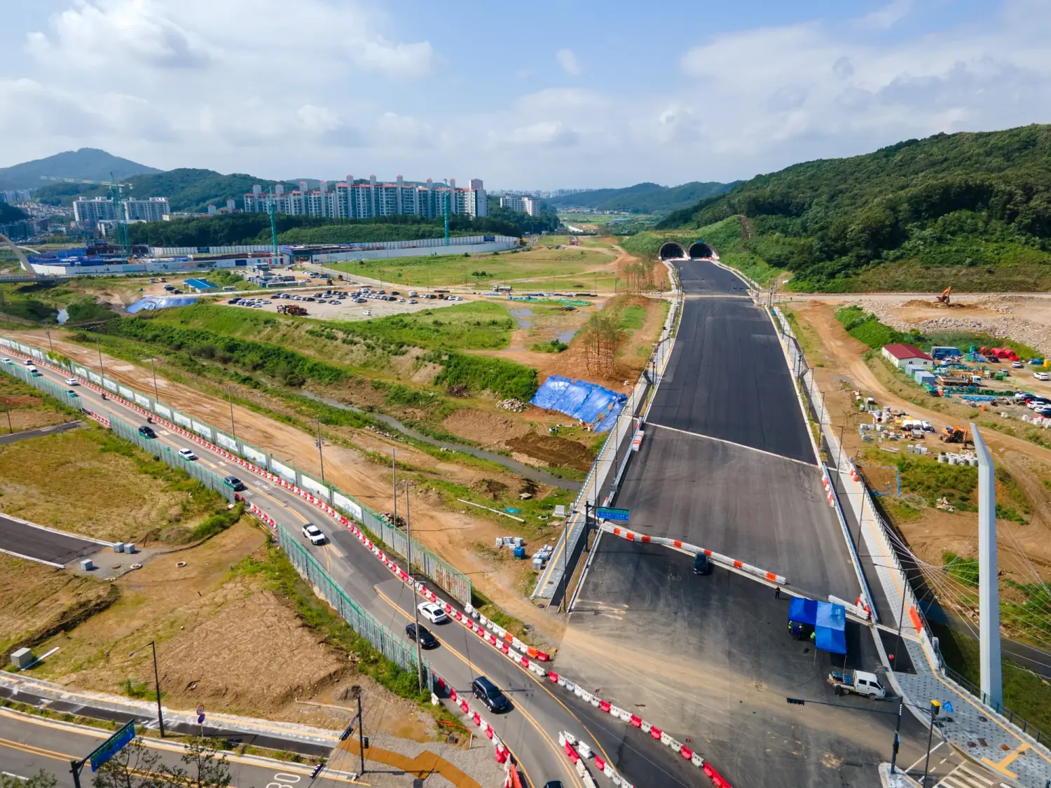 검단신도시의 포장 도로와 교차부, 공사 부지를 내려다본 항공사진