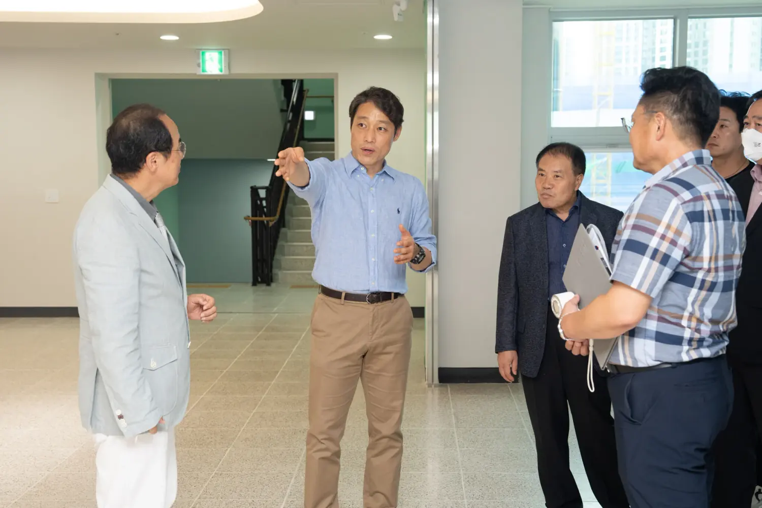 신검단초등학교 내부에서 개교 준비를 점검하는 관계자들