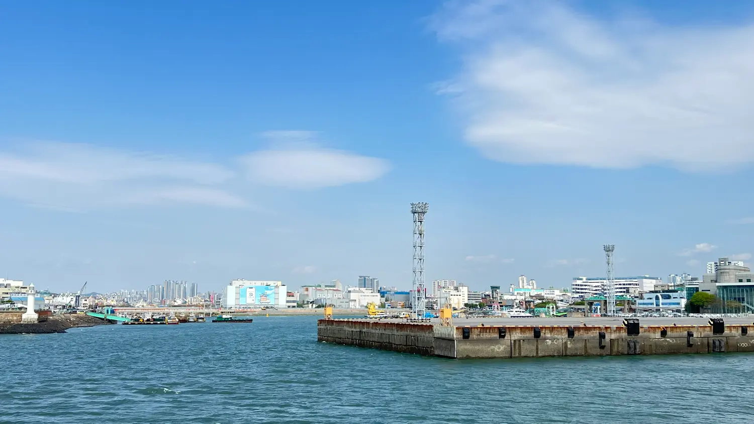 바다에서 바라본 인천항 연안부두와 주변 시가지. 2025년 5월 2일 촬영.