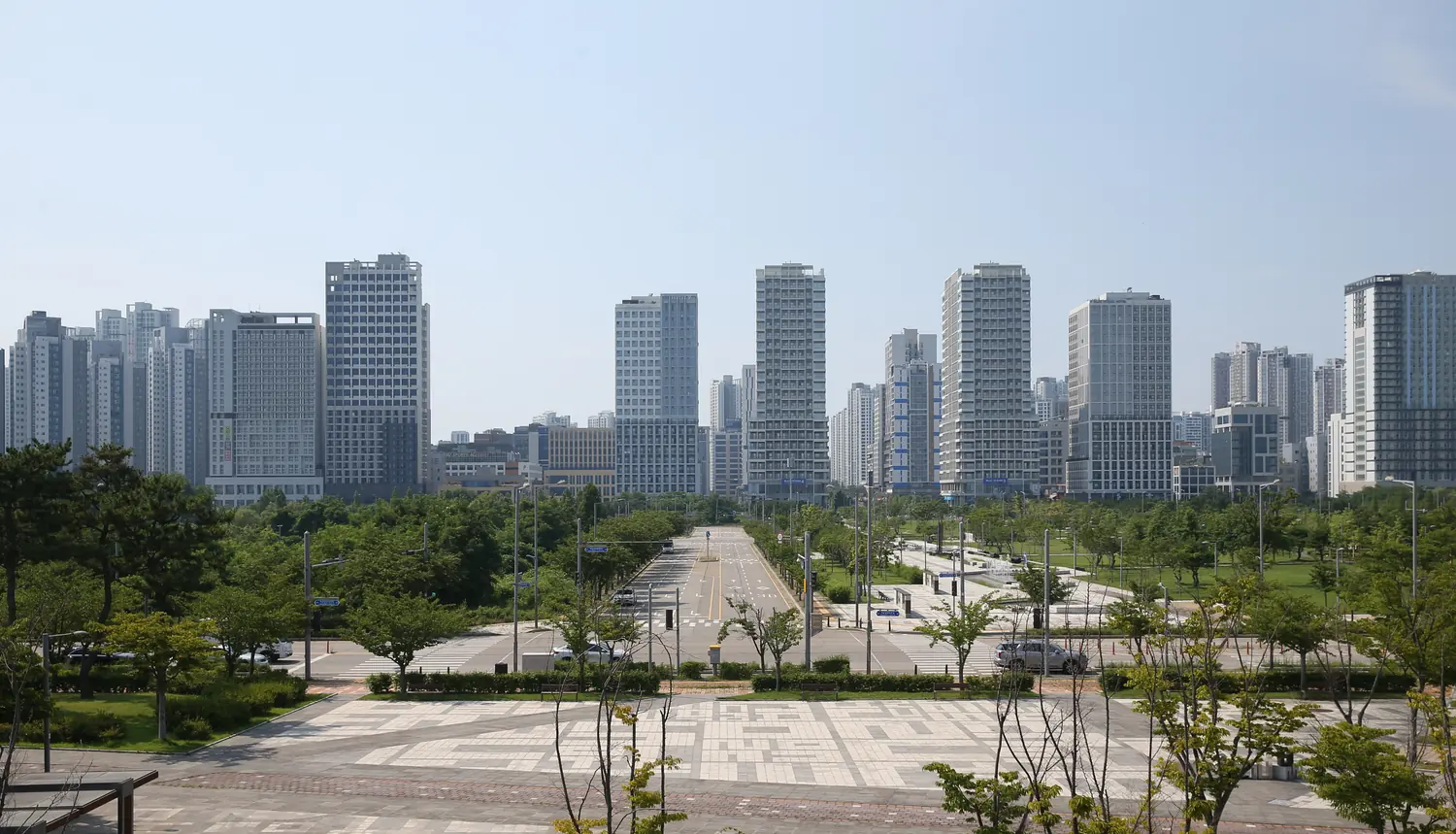 공원 너머로 이어지는 영종하늘도시 아파트와 시가지. 2025년 7월 25일 촬영.