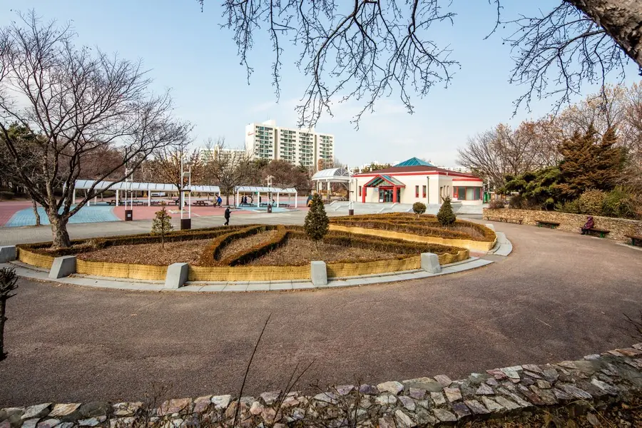 2020년 파리공원 안의 산책로와 휴식 공간