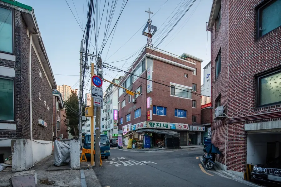 2020년 신월로22길 인근의 저층 주거 골목과 상점