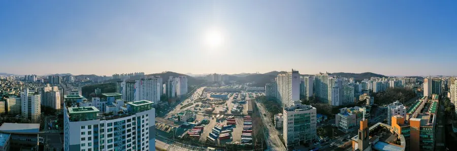 주변 아파트와 도로 사이의 2020년 서부트럭터미널 전경