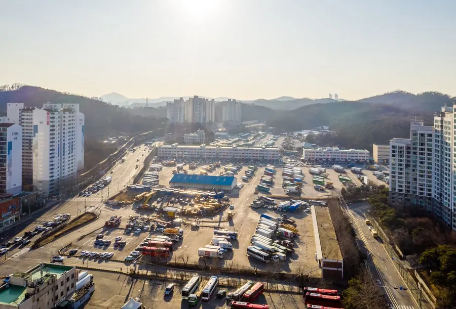 남부순환로에서 본 서부트럭터미널의 화물차와 부지