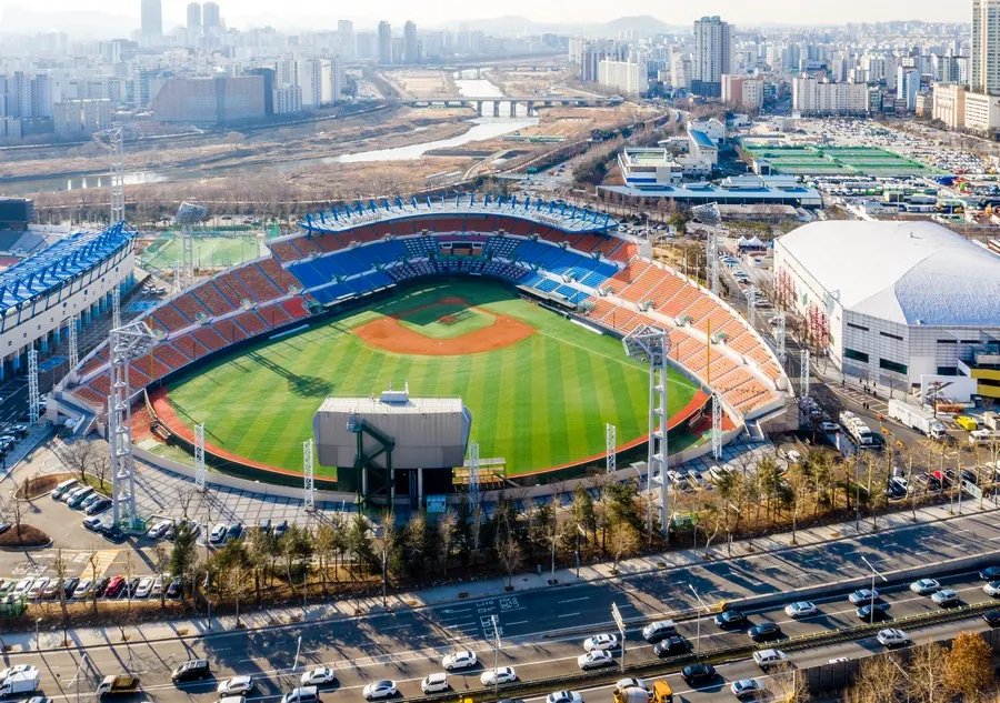 2020년 목동야구장과 아이스링크, 뒤편 안양천을 함께 본 전경