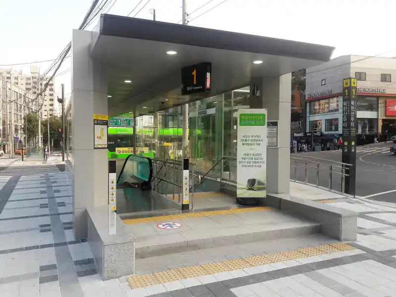 북한산우이역 1번출입구와 지상 거리