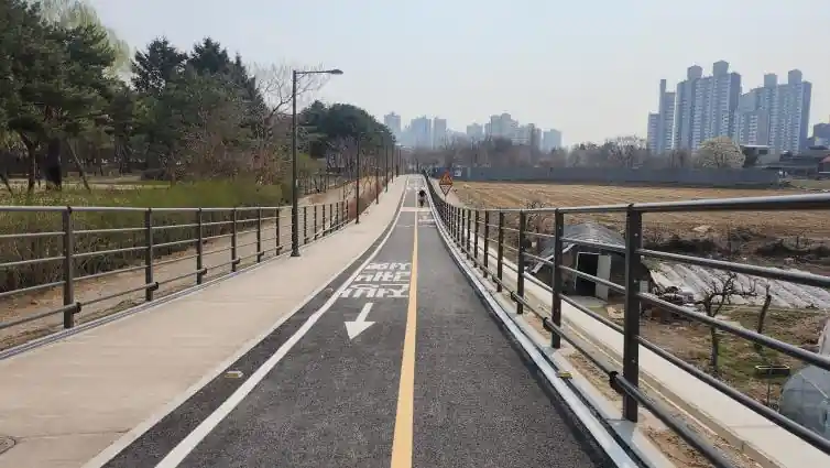 암사초록길 진입도로의 보행로와 자전거 공간