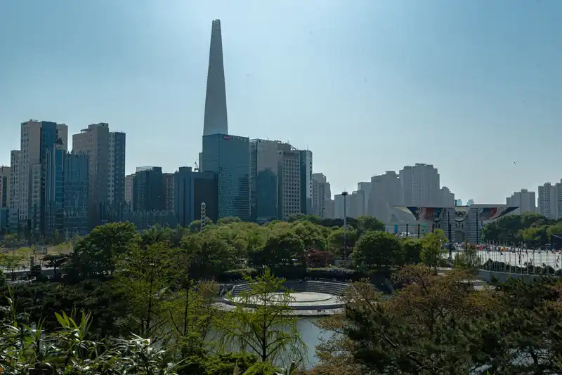 올림픽공원의 녹지와 연못을 바라본 2022년 사진