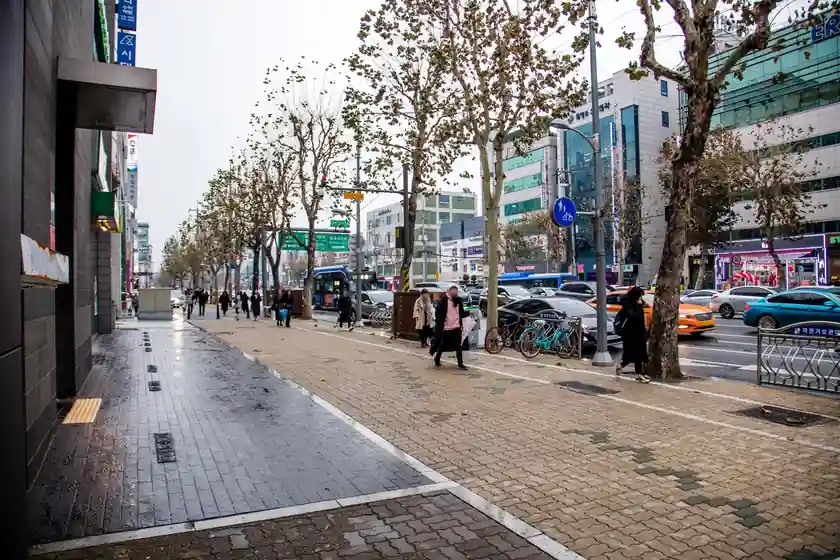 2019년 12월 21일 대치동 도곡로 학원가 보도.