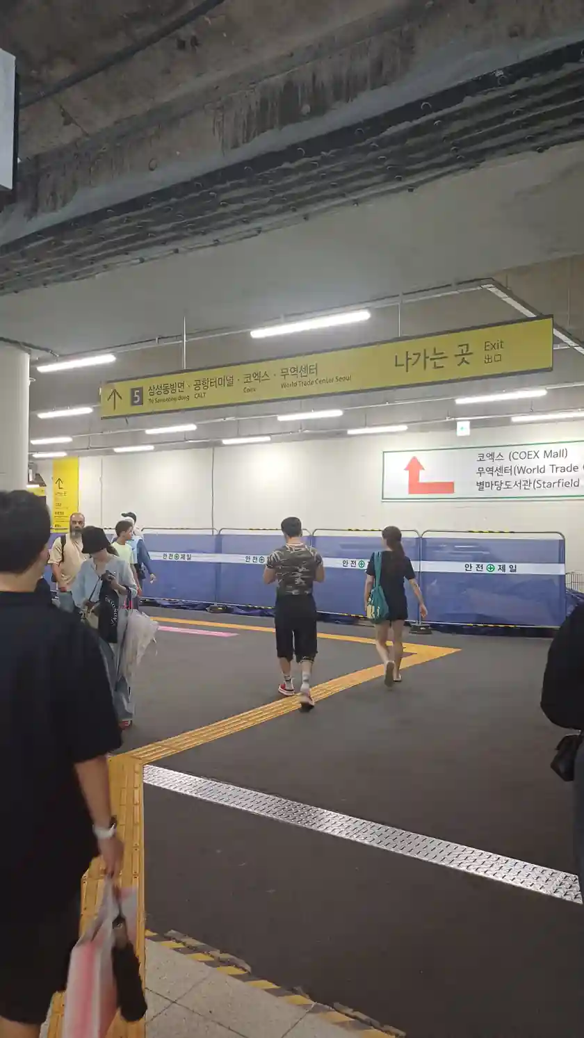 2026년 8월 17일 삼성역 5번 출구의 코엑스 방향 통로.