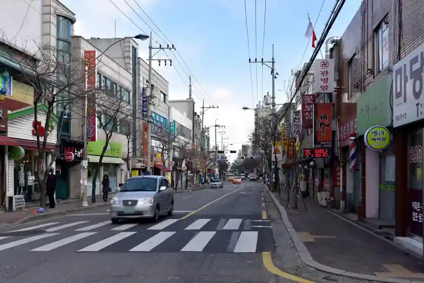 2014년 12월 17일 화곡동 곰달래길의 상가와 보행 공간.