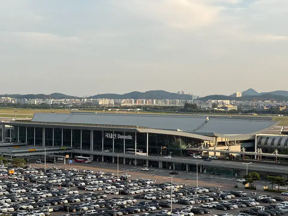2026년 8월 18일 김포공항 국내선 터미널과 앞쪽 도로·주차 공간