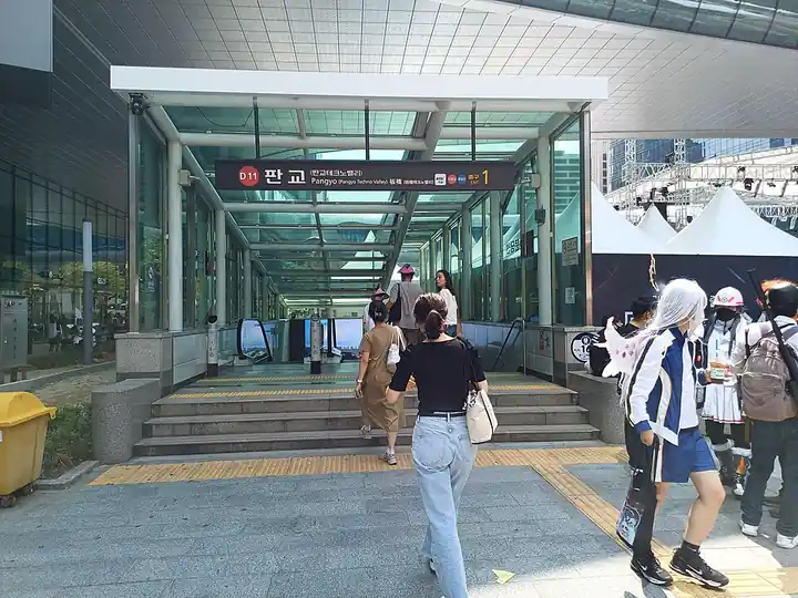 판교역 1번 출구와 주변 보행 공간