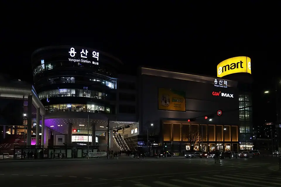 야간의 기존 용산역 역사와 앞쪽 공간