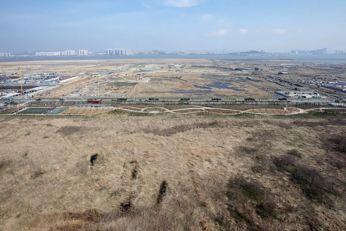2025년4월15일 촬영한 송도11공구 첨단산업클러스터 개발 현장. 매립지와 기반시설 공사가 함께 보이는 당시의 현장 전경이다.