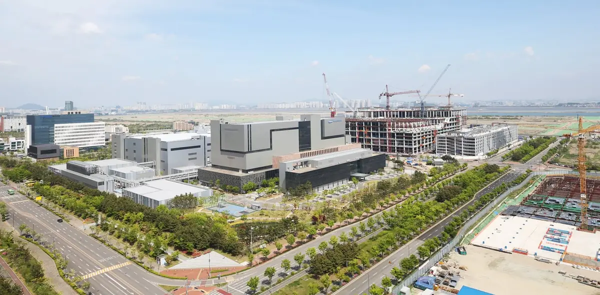 삼성바이오로직스 제1캠퍼스와 제4공장 건설 당시 전경