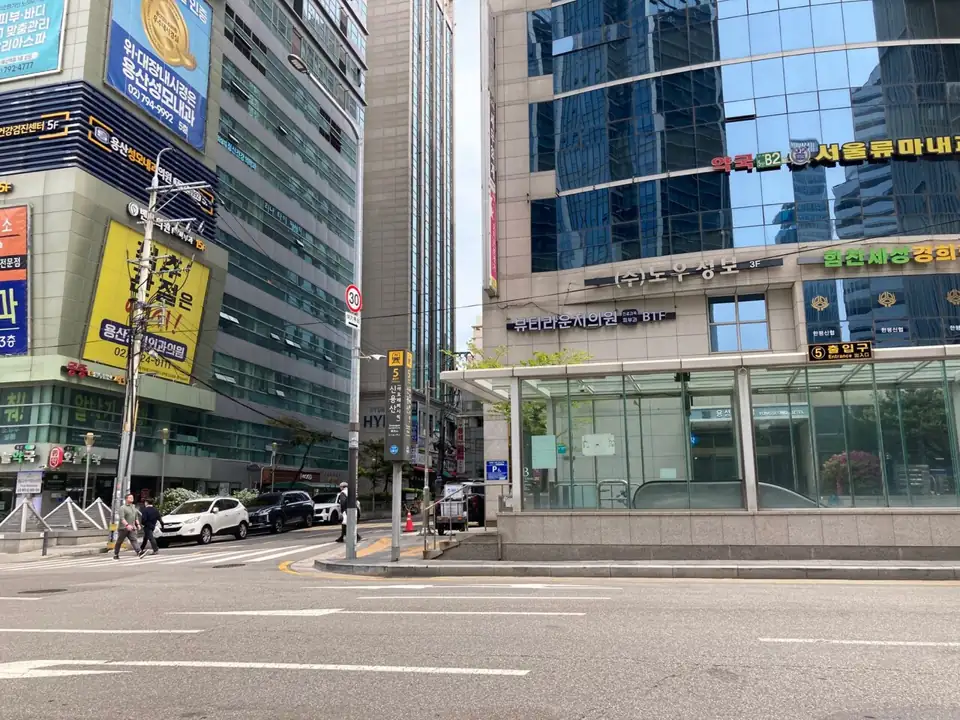 2025년 봄에 공개된 신용산역 5번 출구와 지상 보행 공간