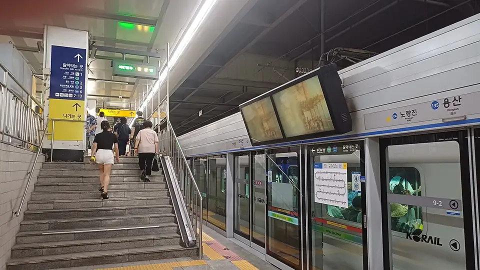 2025년 용산역 1호선 승강장의 계단과 철도 환승 안내 표지