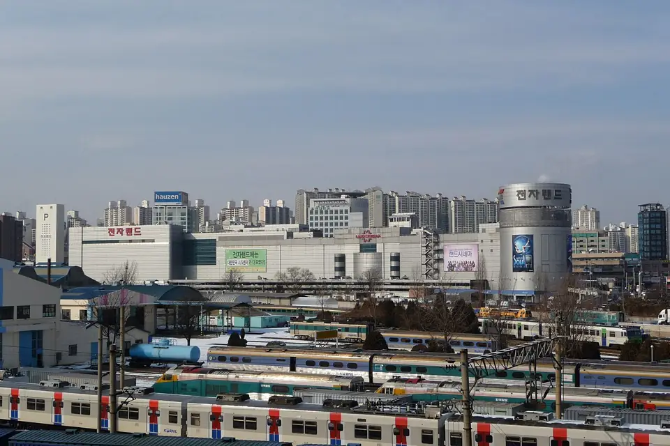 2009년 용산역 일대의 선로와 열차를 내려다본 과거 사진